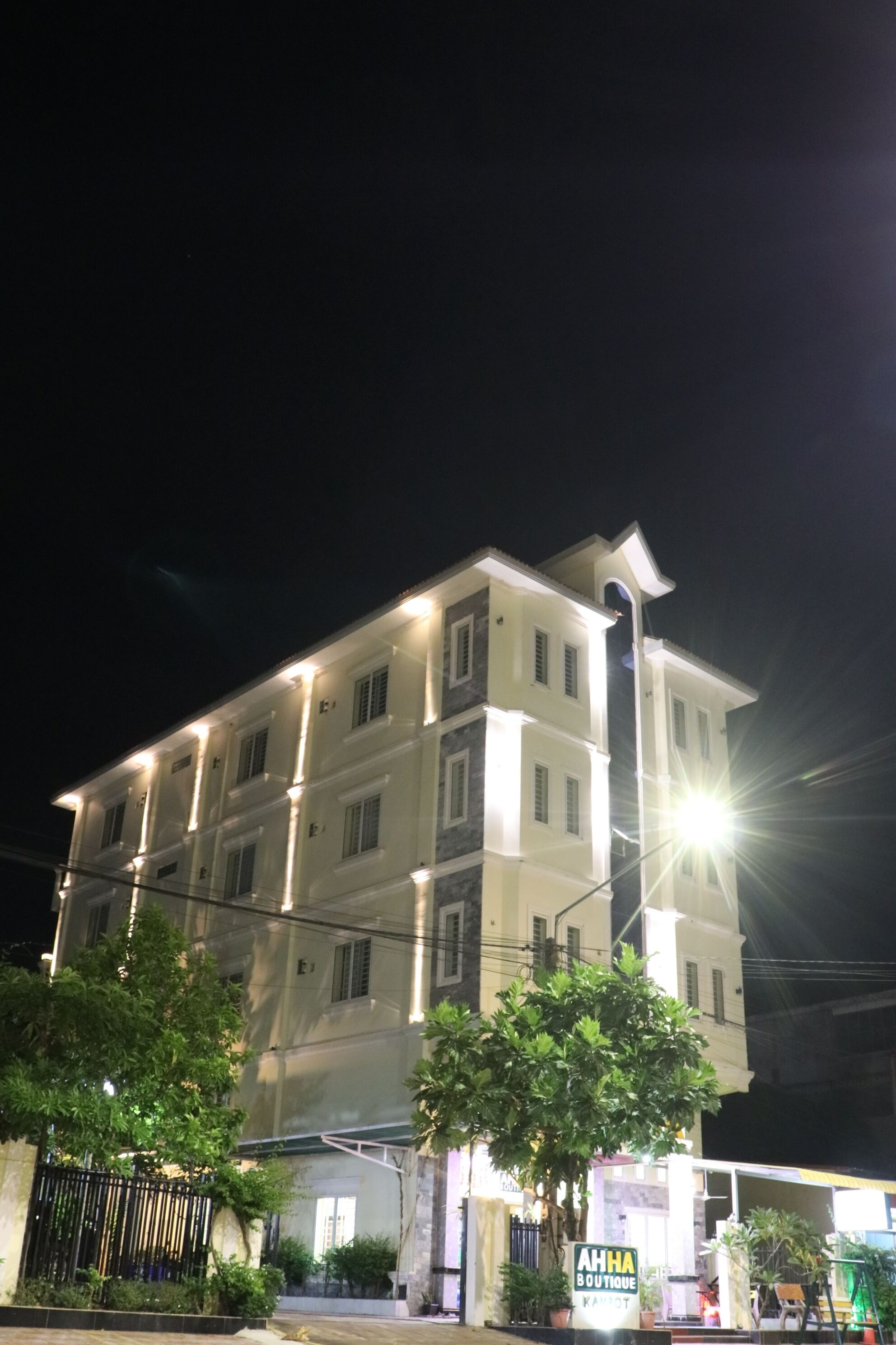 Fachada de la propiedad por la tarde o noche