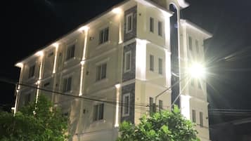 Fachada de la propiedad por la tarde o noche