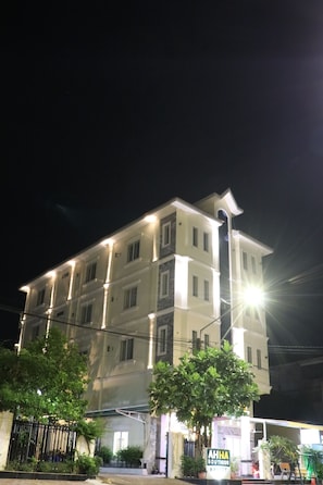 Fachada de la propiedad por la tarde o noche