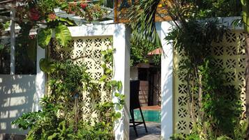 Piscine extérieure, parasols de plage, chaises longues