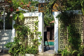 Piscine extérieure, parasols, chaises longues