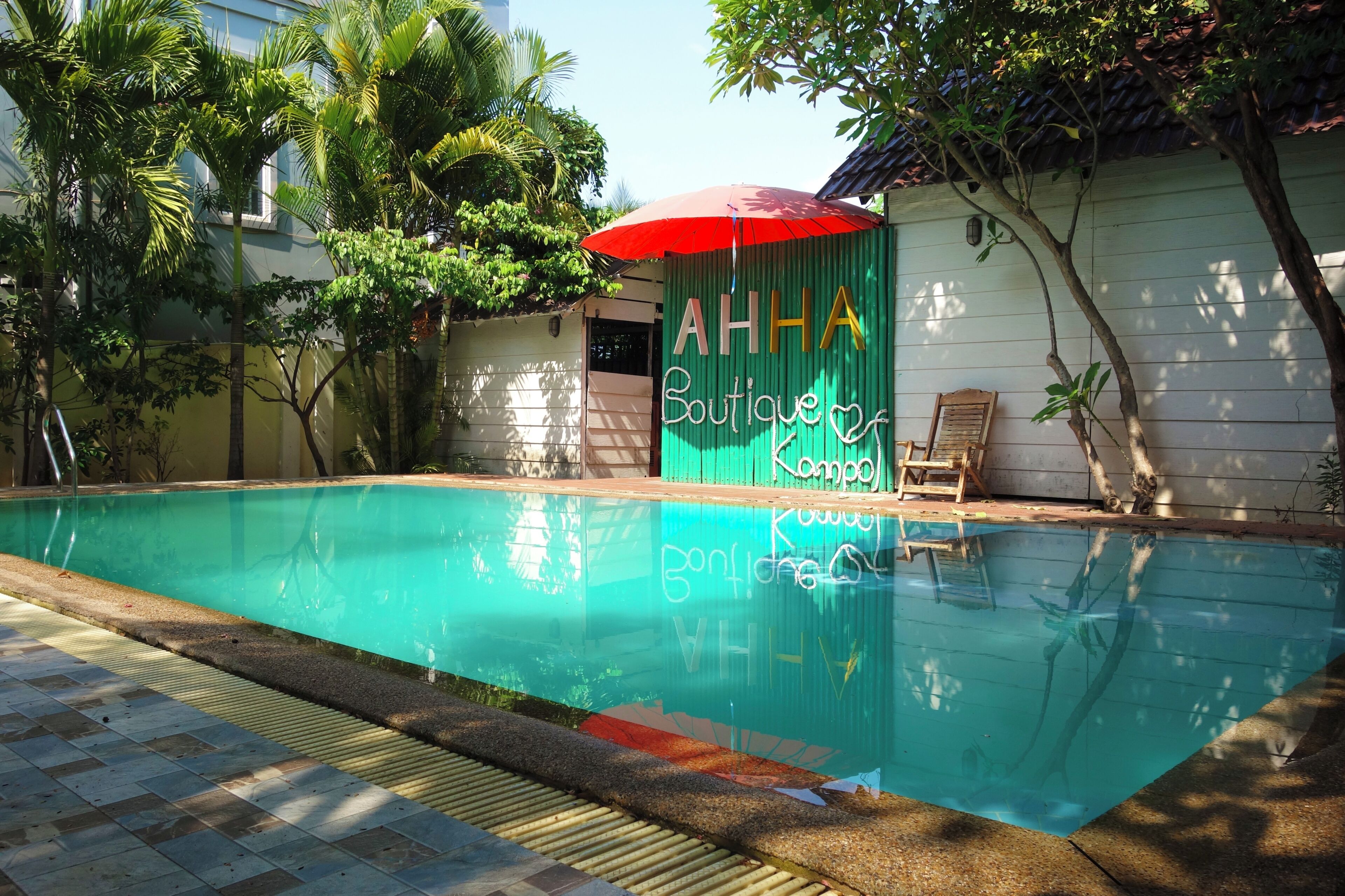 Una piscina al aire libre, sombrillas, tumbonas