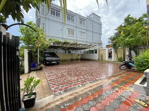 Aparcamiento con asistencia gratuito