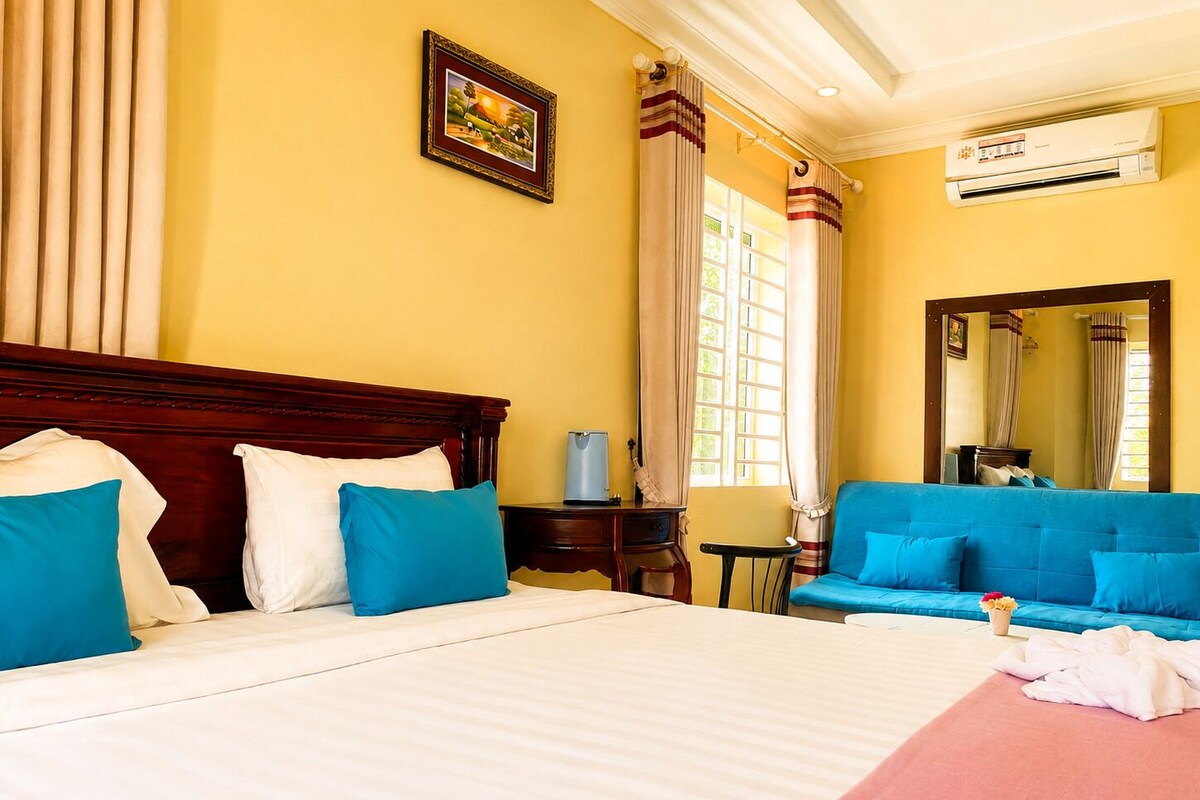 Luxury Double Room, Air conditioning | Pillow-top beds, bed sheets