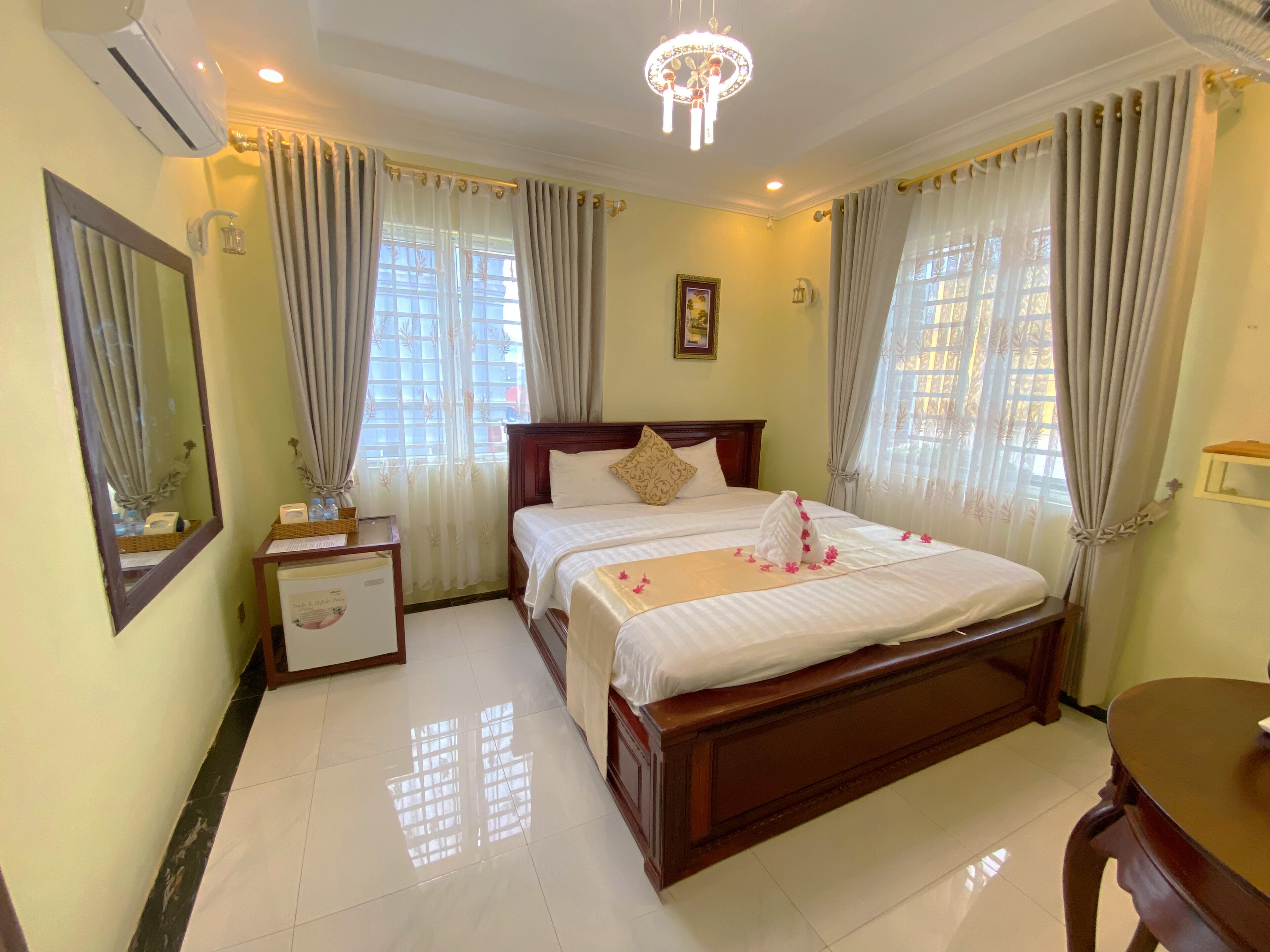 Standard Double Room | Pillowtop beds, desk, bed sheets
