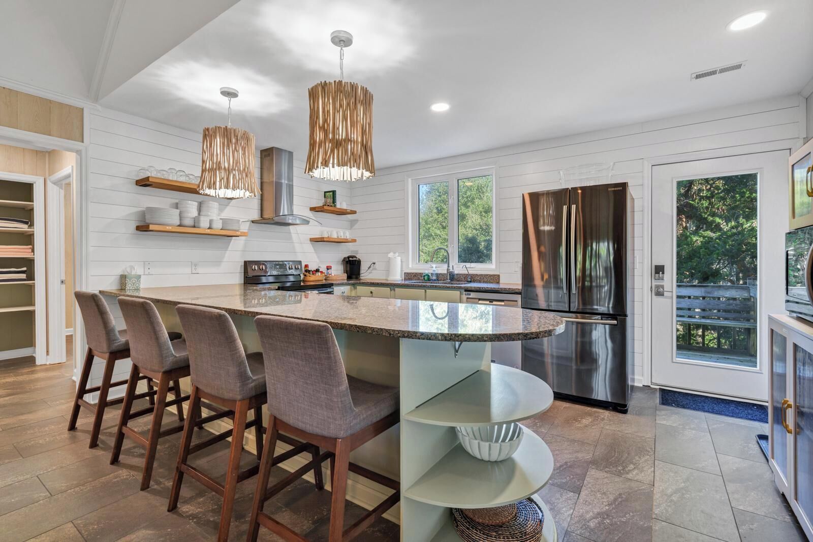 Geladeira, micro-ondas, fogão, cooktop