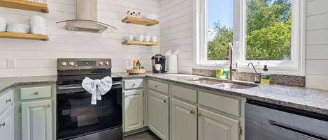 ثلاجة، ميكروويف، فرن، موقد طهي مسطح