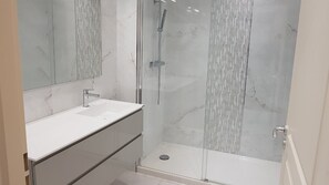 Shower, hair dryer, soap, toilet paper - Appartement T3 de Standing Neuf (Valras-Plage)