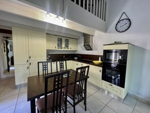 Kjøleskap, mikrobølgeovn, ovn og oppvaskmaskin