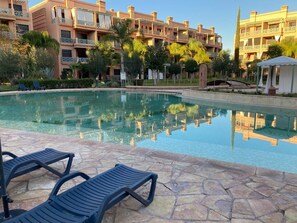 Outdoor pool - Très bel Appartement en Face de la Piscine Dans 1 Résidence Très Haut Standing (Marrakech)