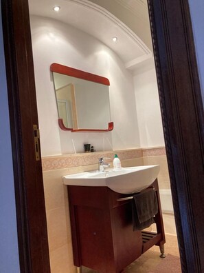 Shower, hair dryer, bidet, towels - Très bel Appartement en Face de la Piscine Dans 1 Résidence Très Haut Standing (Marrakech)