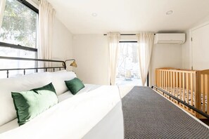 3 Schlafzimmer, Schreibtisch, Bügeleisen/Bügelbrett, Reisekinderbett