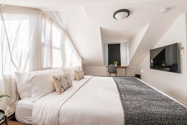 3 soverom, skrivebord, strykejern/-brett og reiseseng for barn