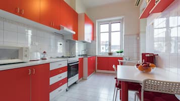 Refrigerador con freezer, microondas, horno, silla alta para bebés