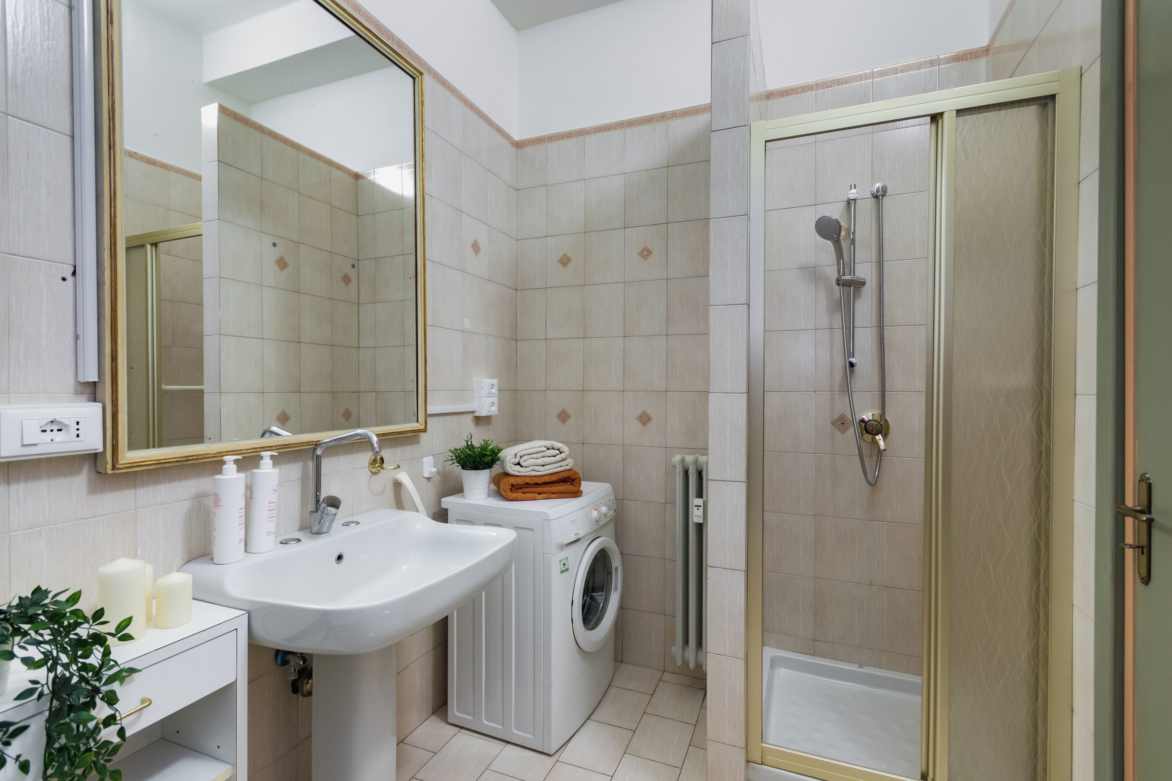 Apartamento | Banheiro | Banheira e chuveiro separados, secador de cabelo, bidê, toalhas de banho