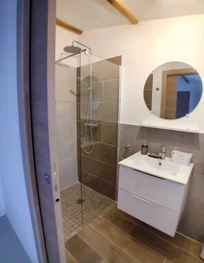 Douche, sèche-cheveux, serviettes fournies, savon