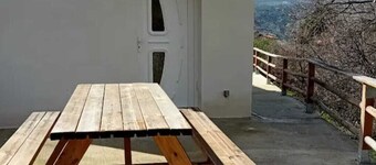 Quiet, detached house, sleeps 3 or 4 if baby, pets welcome 