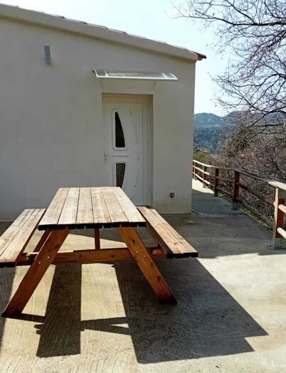 Quiet, detached house, sleeps 3 or 4 if baby, pets welcome 