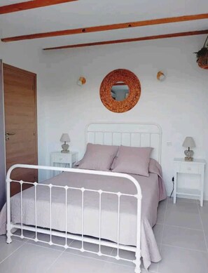 1 bedroom, iron/ironing board, travel crib, free WiFi - Quiet, detached house, sleeps 3 or 4 if baby, pets welcome (Nessa)