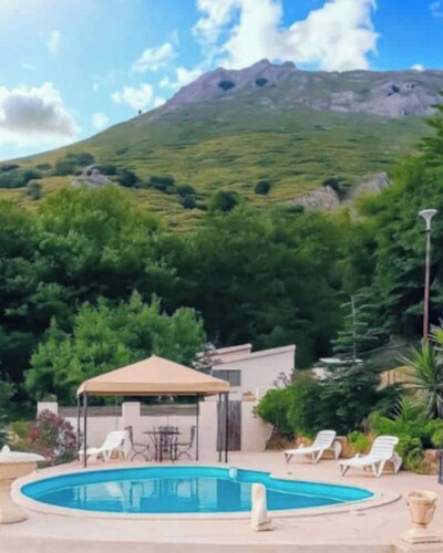 House with swimming pool and panoramic view, sleeps 3, 4 if baby, pets allowed 