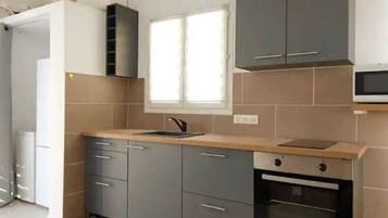 JÀÀkaappi, mikroaaltouuni, uuni, liesi