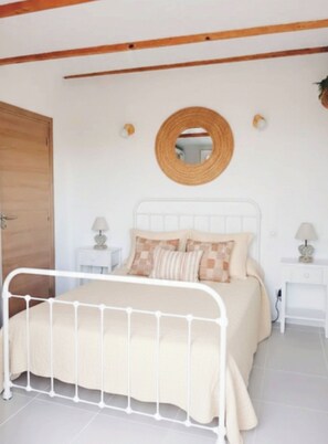 1 bedroom, iron/ironing board, travel crib, bed sheets - House with swimming pool and panoramic view, sleeps 3, 4 if baby, pets allowed (Nessa)