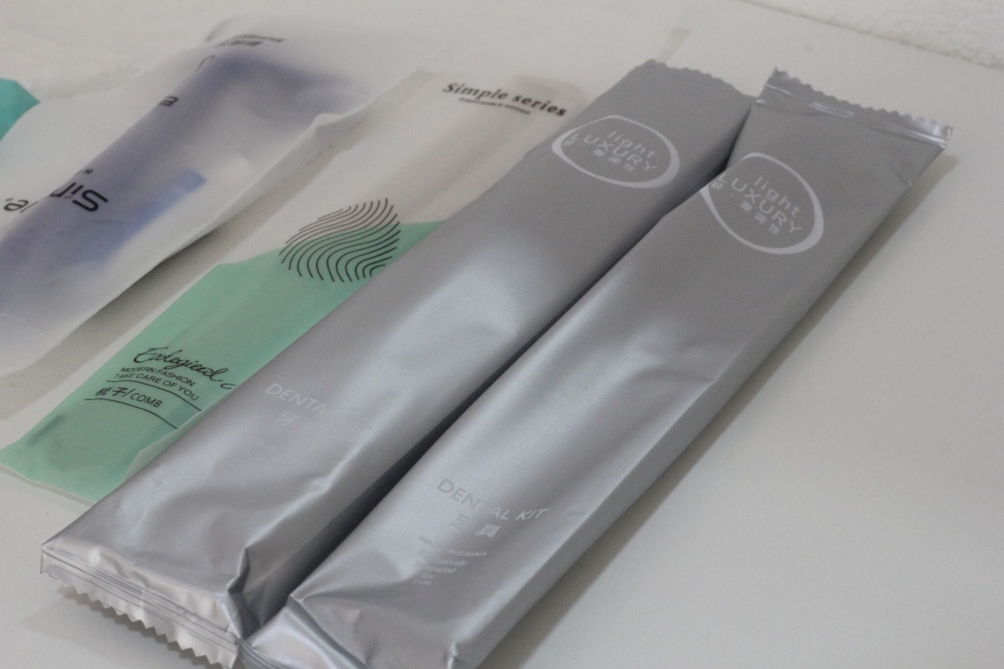 Tres kits de higiene bucal con etiquetas.