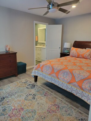 2 bedrooms, iron/ironing board, WiFi, bed sheets - Cheerful 2 bedroom home on Miflin Creek (Elberta)