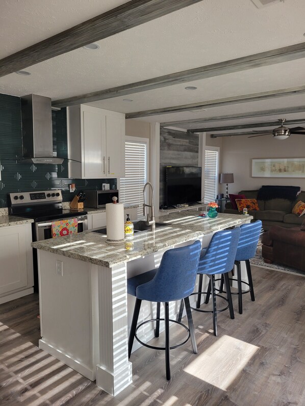 Coffee/tea maker, fridge, microwave, oven