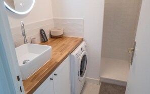 Shower, hair dryer, towels, soap - Charmant Appartement vue mer - Plage de la Comtesse (Saint-Quay-Portrieux)
