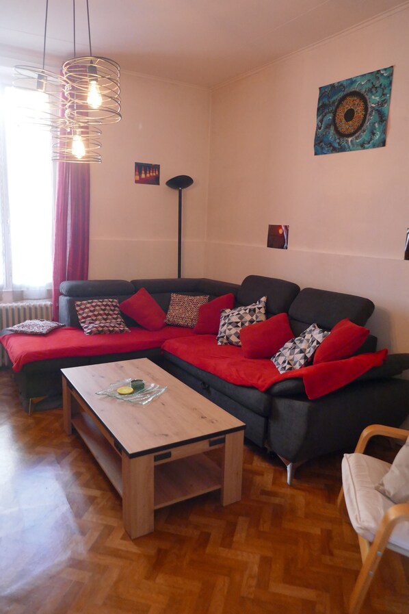 Televisión, reproductor de DVD, libros y biblioteca musical 