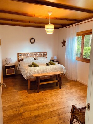 3 soverom, skrivebord, strykejern/-brett og reiseseng for barn