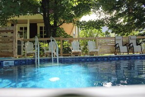 Seasonal outdoor pool, pool loungers - Auberge Comme au premier jour (Saint-Pacôme)