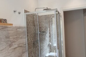 Shower, hair dryer, bidet, towels - Andrea's apartment at the Colosseum  (Roma)