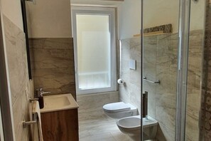 Shower, hair dryer, bidet, towels - Andrea's apartment at the Colosseum  (Roma)