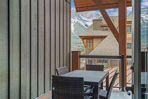 Outdoor dining - Exquisite condo, Mountain Views (Canmore)