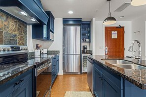 Køleskab, mikrobølgeovn, ovn, kogeplade