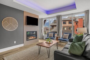 Una Smart TV, una chimenea