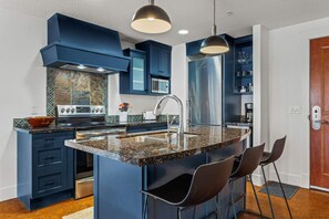 Fridge, microwave, oven, stovetop - Exquisite condo, Mountain Views (Canmore)