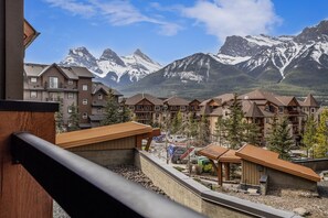 Property grounds - Exquisite condo, Mountain Views (Canmore)