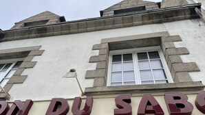 A building facade with a sign that reads "ON DU SABO". - Constance de Bretagne  (Batz-sur-Mer)