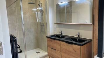 Comfort Double Room, Garden View | Bathroom | Slippers, soap, shampoo, toilet paper