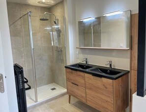 Habitación Confort doble, vistas al jardín | Baño | Zapatillas, jabón, champú y papel higiénico