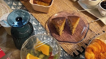 Ein Frühstückstisch mit verschiedenen Speisen und Getränken.