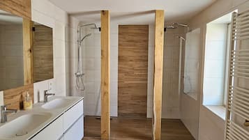 Dusche, Haartrockner, HandtĂŒcher, Toilettenpapier