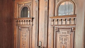 A wooden double door with intricate carvings and a small window above it. - Alte Schreinerei, Modernisiert Fachwerkhaus mit Fernblick auf die Berge 12-16 P (Diemelsee)