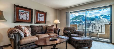 Una televisión, una chimenea