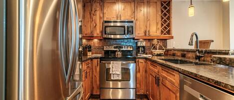 Refrigerador, microondas, horno, placa de cocina