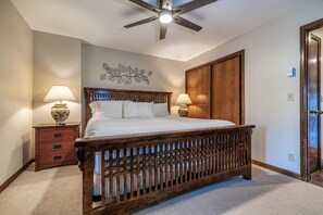 1 chambre, bureau, fer et planche à repasser, lit parapluie