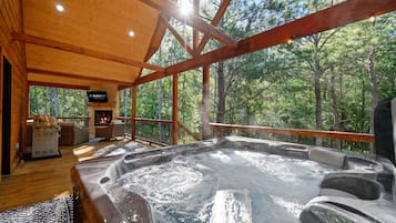 Outdoor spa tub